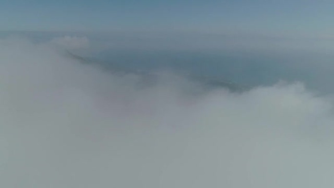飞越沿海云层的鸟瞰图