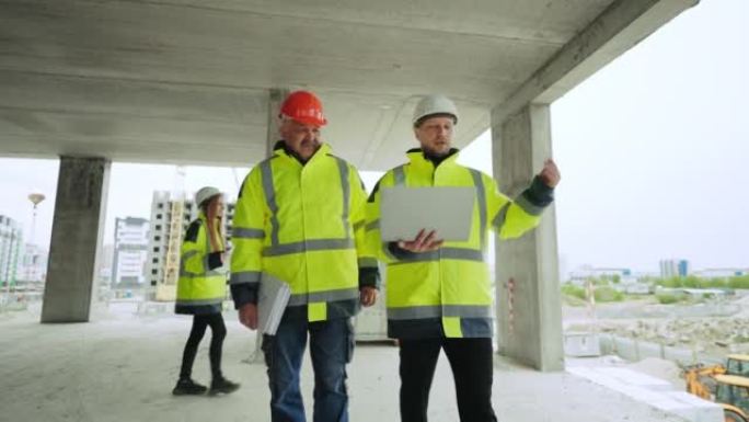 两名男性土木工程师正在观察正在施工的建筑，专业的建筑商正在控制施工