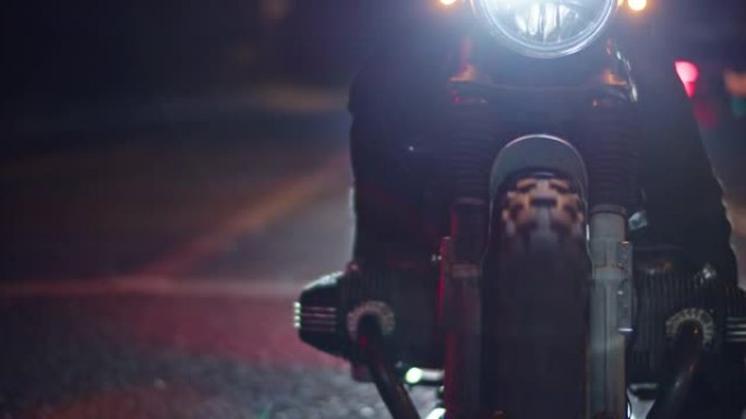 摩托车前轮在夜间运动