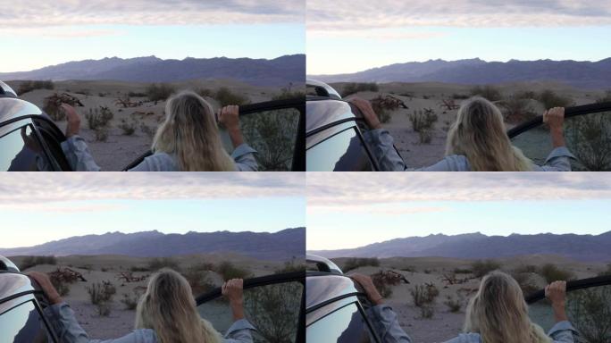 女人在沙漠中停在车门前