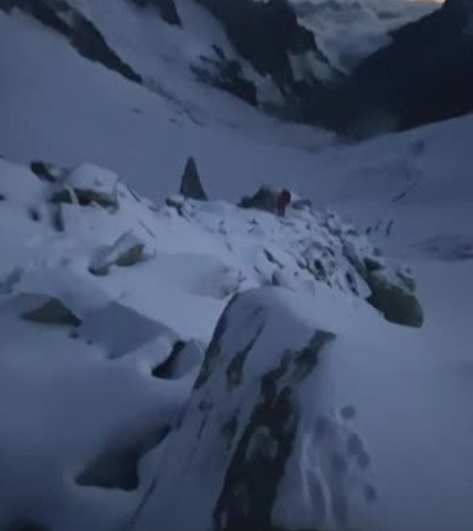 阿尔卑斯山白雪覆盖的落基山脉的第一人称视角