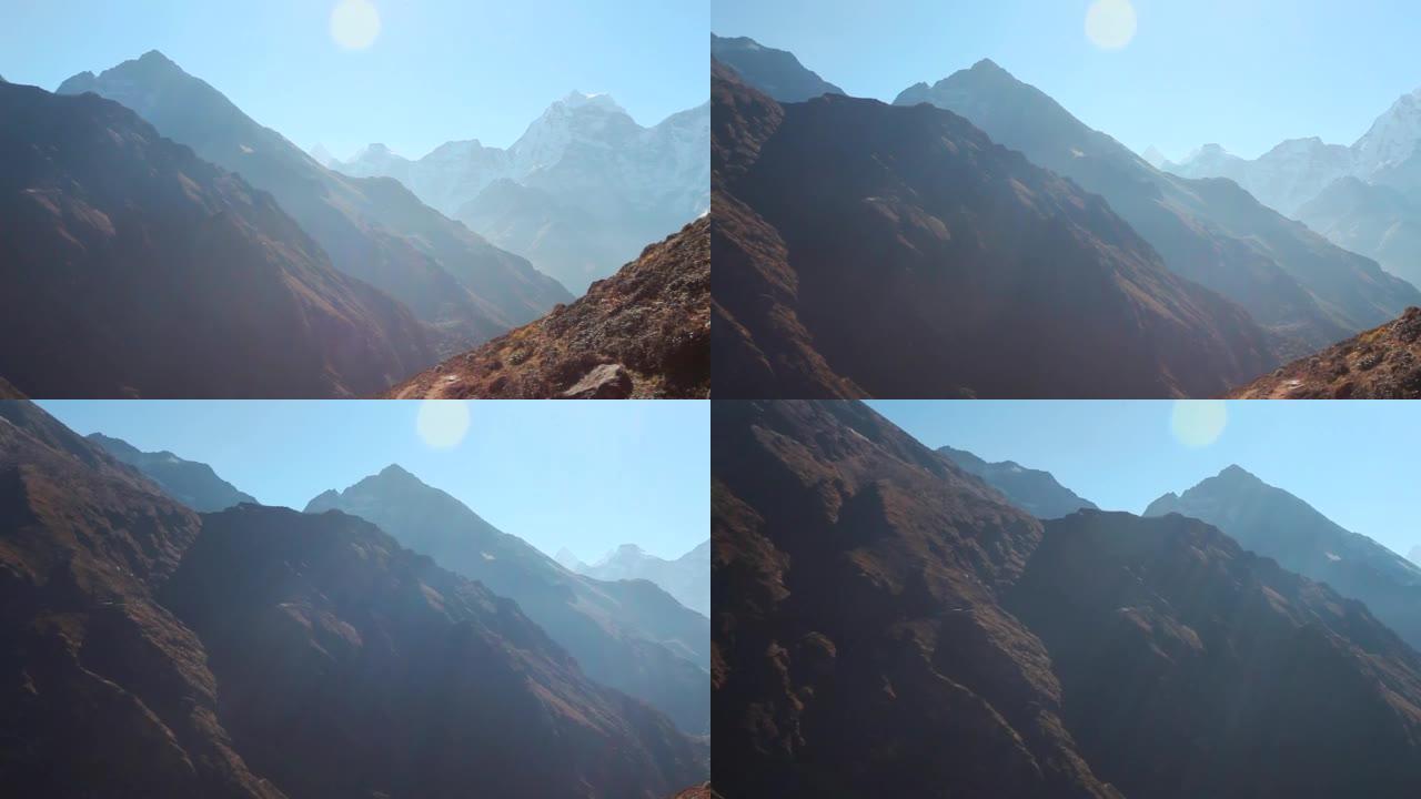 通往尼泊尔珠穆朗玛峰大本营的途中令人惊叹的山脉