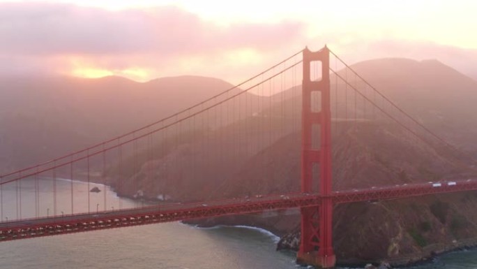 旧金山金门大桥和马林岬角后的日落