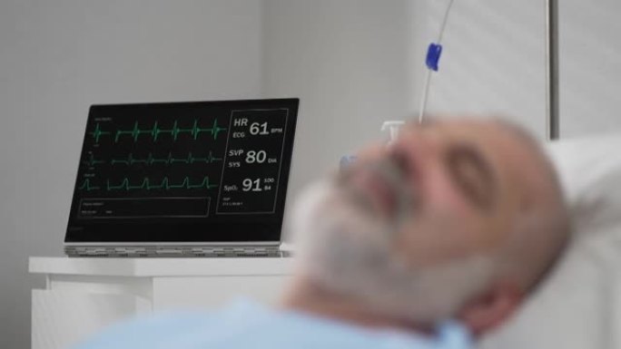 一位老人躺在医院的床上，昏迷不醒，睡着了。心电图机显示生命体征