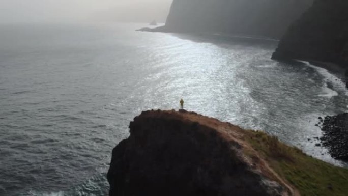 站在沿海海角上的人的鸟瞰图