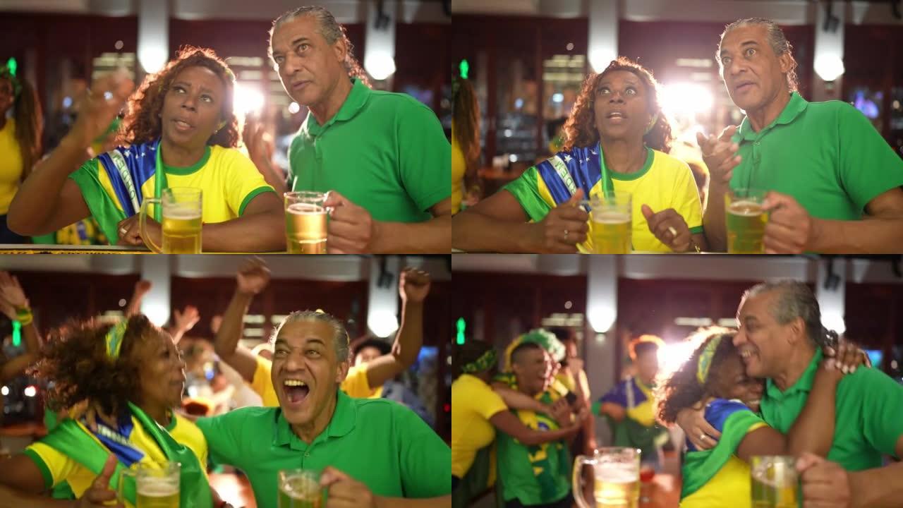 巴西队球迷在酒吧庆祝
