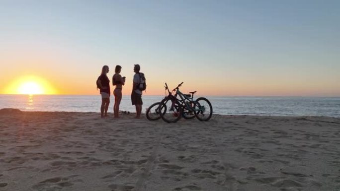 海滩上家庭和自行车的鸟瞰图