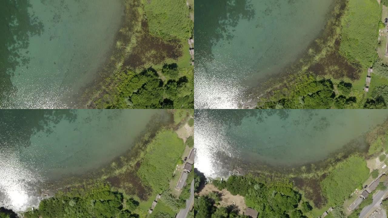 湖上小岛海滩的空中无人机视图