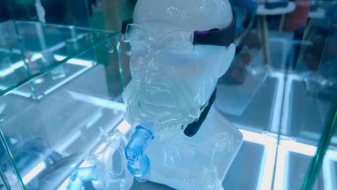 玻璃人体模型头上带有氧气供应或气体麻醉的新型医用口罩