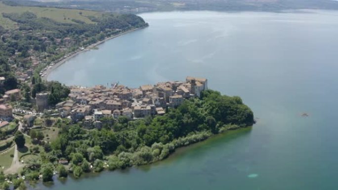意大利罗马郊外的湖泊和中世纪村庄的空中无人机视图