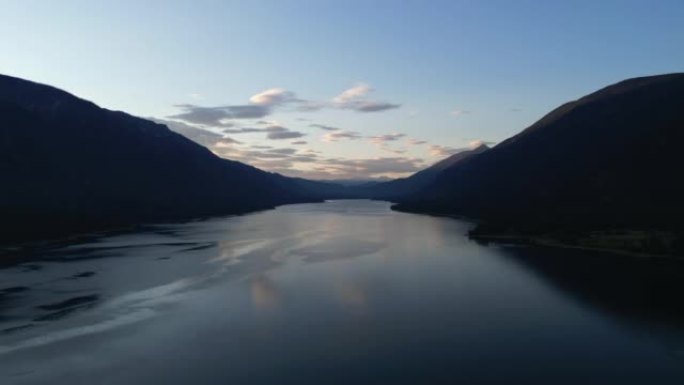 山湖宁静时刻的空中风景