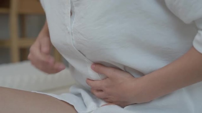 妇女月经疼痛，手握在肚子上疼痛，患有食物中毒，腹痛，结肠问题，胃炎，腹泻，病人腹部，腹部，炎症，痉挛
