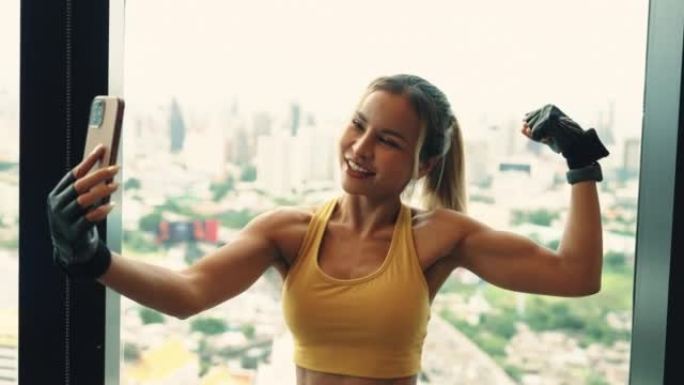 亚洲女性使用智能手机在健身房拍照和视频通话