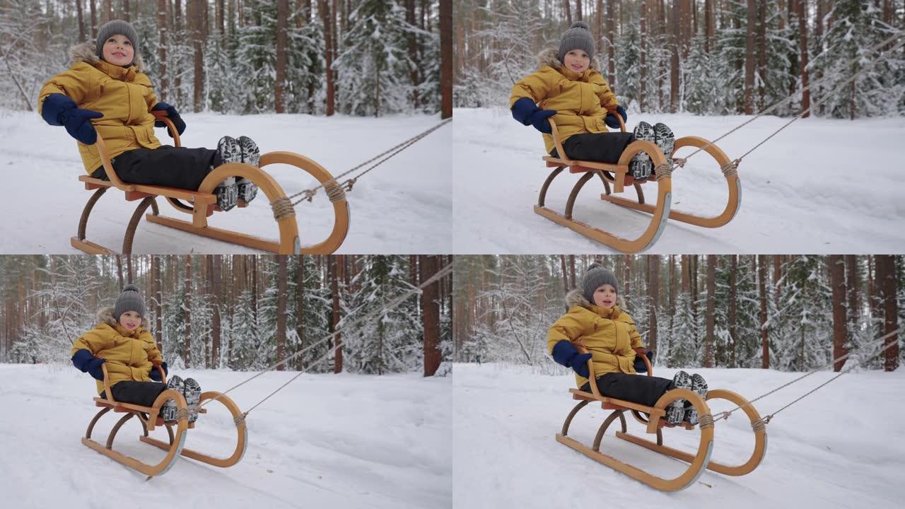 快乐胖乎乎的蹒跚学步的孩子坐在木制雪橇上微笑着，冬天在森林公园快乐的一天