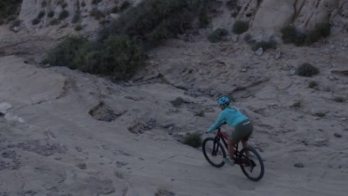 女山地车手下降陡峭的岩板