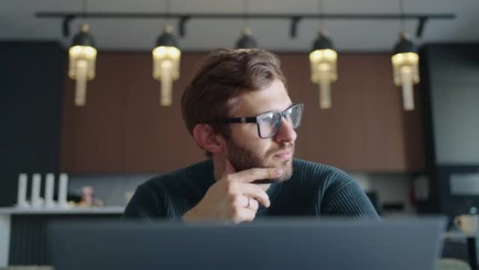 戴眼镜矫正视力的人正在观看笔记本电脑显示屏，上网和在线浏览网站