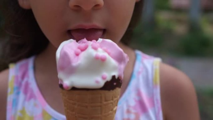 夏天享受美味冰淇淋的小女孩。夏季冰淇淋。
