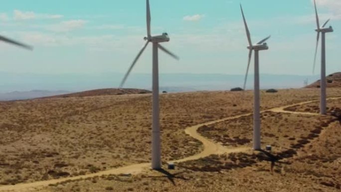 无人机空中飞行近距离观察位于莫哈韦旁边的加利福尼亚州大型风力涡轮机的后部。风能农场