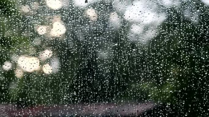 刮痕玻璃窗上的雨滴。
