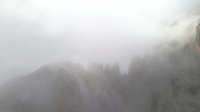 飞越山峰的鸟瞰图大雾深山深山地貌