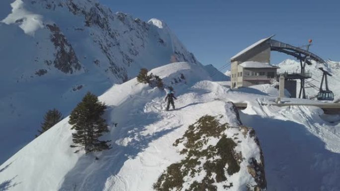 一名滑雪者在雪山上下山的空中无人机拍摄