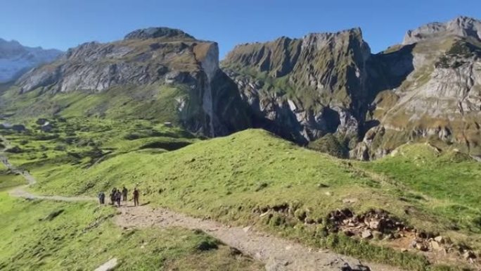 晴天通往农场的山路的平移视图