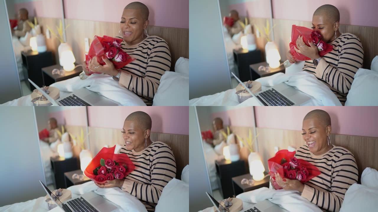 成熟的女人在家里打视频电话时从男朋友那里收到玫瑰
