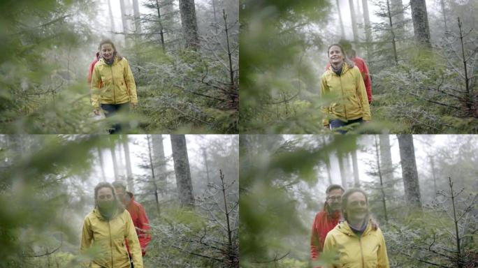 雨天两人在树林里徒步旅行
