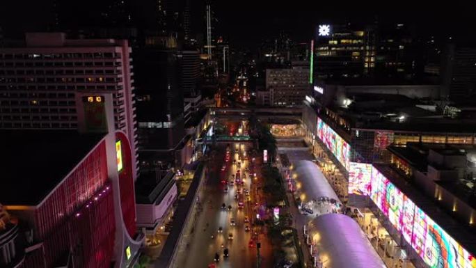 夜间照明曼谷市市中心著名购物中心交通街空中全景4k泰国