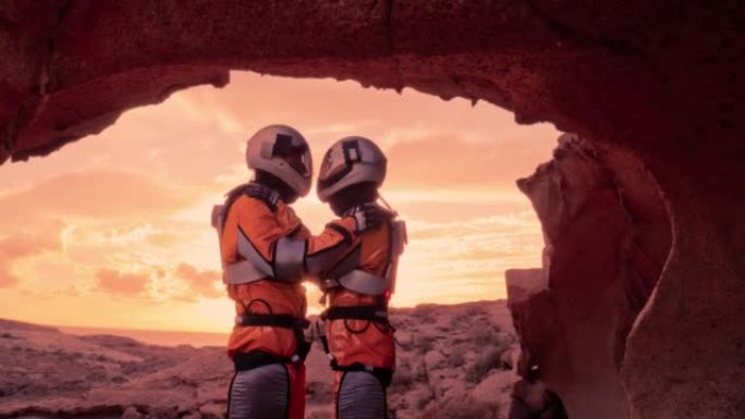 两名宇航员在红色星球火星上浪漫拥抱
