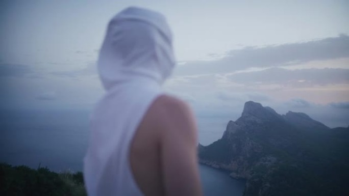 世界之巅的人。从山峰上欣赏风景