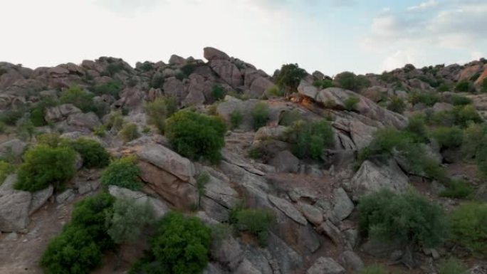 地质山的鸟瞰图，日落山景观，背景山景观，拉特莫斯-贝斯帕马克山的鸟瞰图，废弃的老山，拉特莫斯 (be