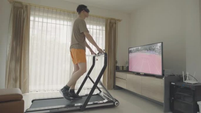 穿着VR眼镜的人在跑步机上跑步。未来体育锻炼在线课堂健身房在家与虚拟现实体验。