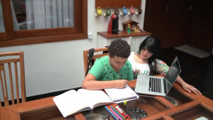 侏儒症母亲帮助儿子在家学习