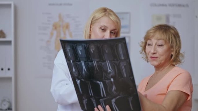 女医师和患者讨论x线影像结果，治疗方案