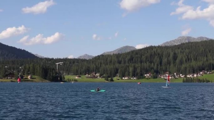 达沃斯湖人皮划艇和人帆板运动的远景