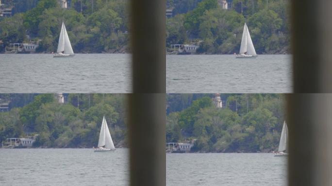 在多风的湖上拍摄帆船的长焦照片