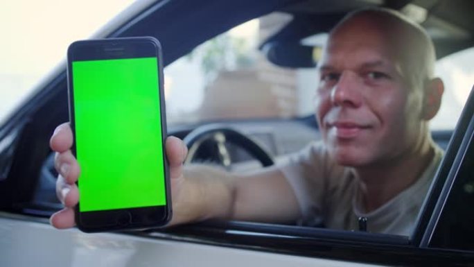 司机使用手机中的数字疫苗护照应用程序。探出车窗。屏幕上的色度键