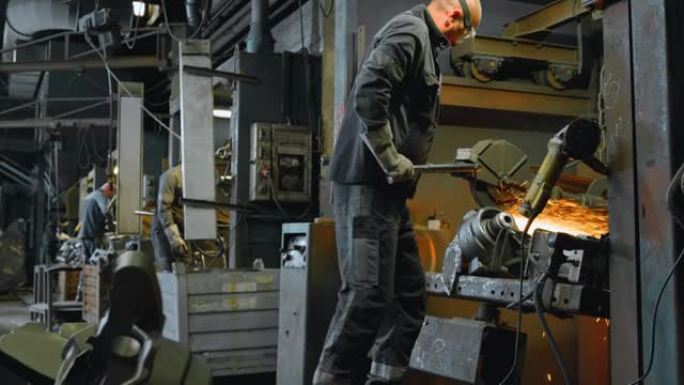 DS男工人在铸造厂生产金属铸件