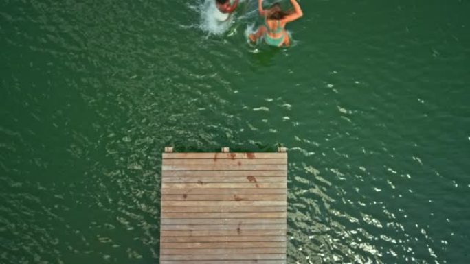 CS LD两名妇女从码头跳入湖中