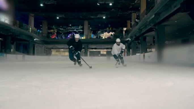 冰球运动员在溜冰场内认真练习。