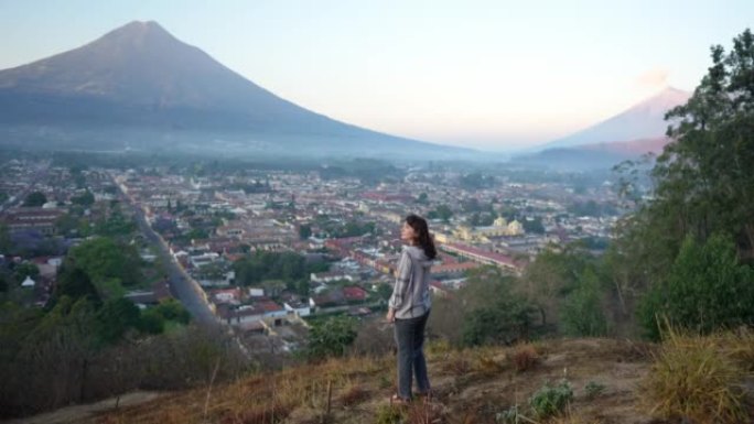 站在危地马拉火山背景上的女人