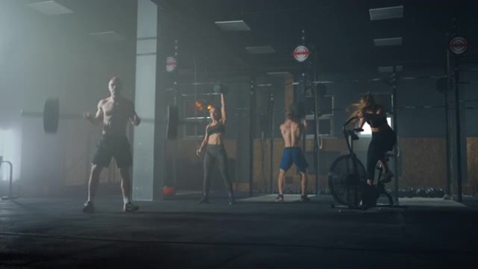 一群健美运动员在现代化健身俱乐部进行健身房、力量举重和有氧训练