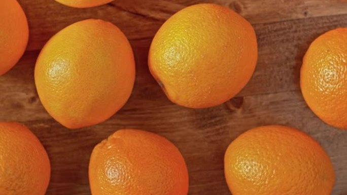 在木桌上旋转的慢动作橘子