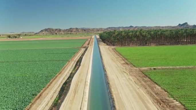 加利福尼亚州帝国谷的运河灌溉农田的上升无人机拍摄