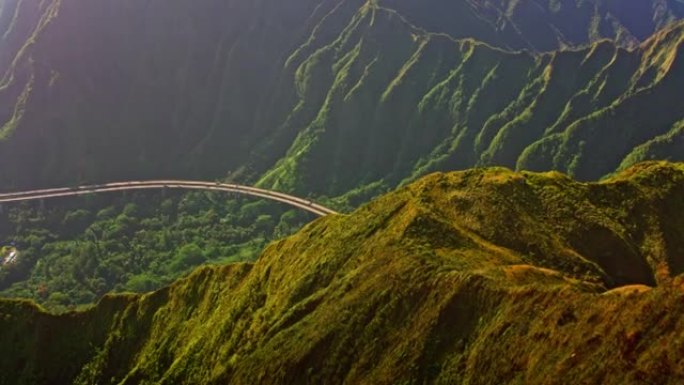 瓦胡岛俳句谷的空中Ko'olau山脉和穿过它的州际H-3