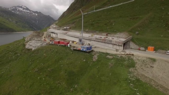 空中无人机拍摄了山区的隧道施工场景