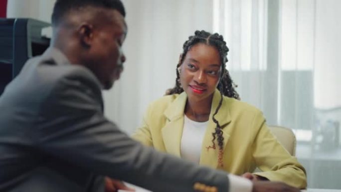 求职面试和咨询律师，非裔美国男女正在办公室讨论