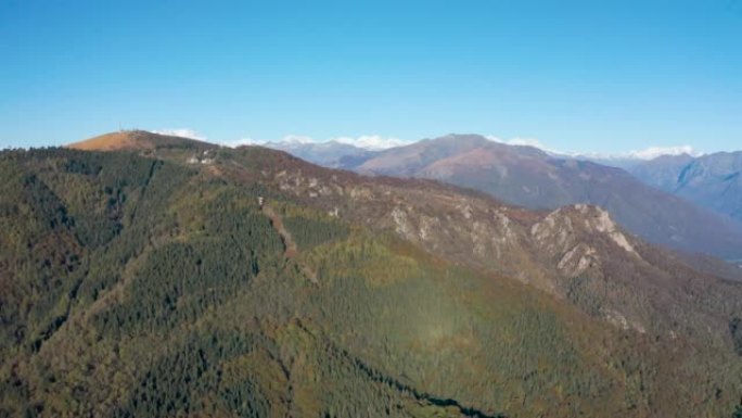 在高大的山峰和山谷之间飞行的鸟瞰图，湖泊