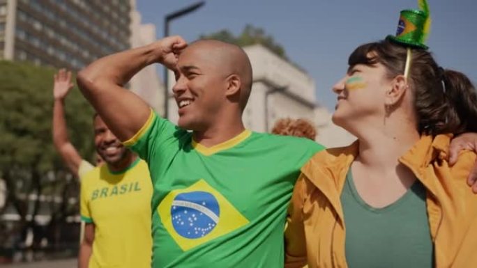 巴西球迷在户外散步和庆祝